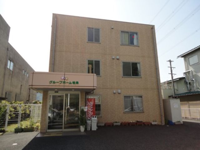 清潔感のある建物エントランス