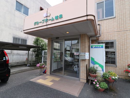 入口付近の明るい施設