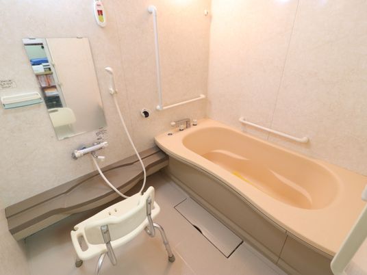 バリアフリー設計の浴室
