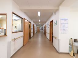 清潔な施設の廊下