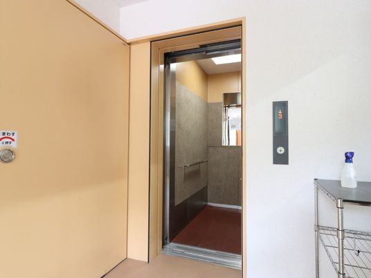 エレベーター前の通路