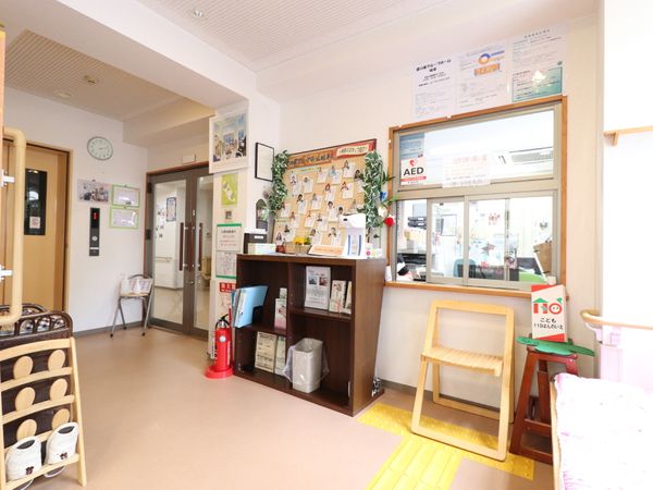 情報掲示のあるエントランス