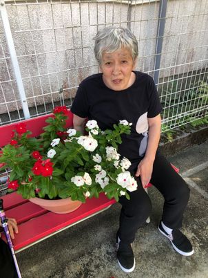 お花と共に休憩する人