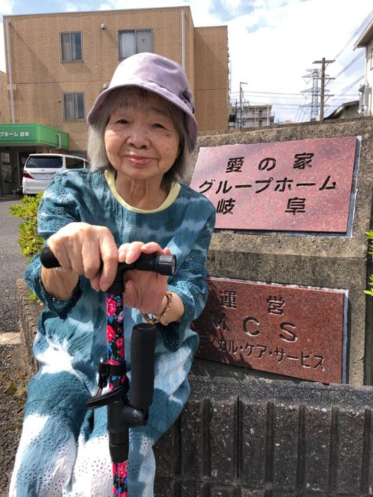 笑顔の高齢女性と看板