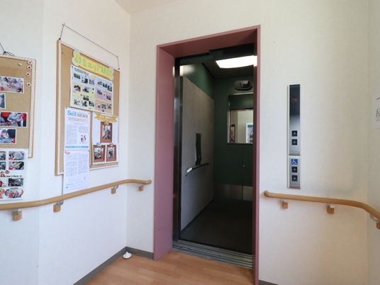 廊下とエレベーターの入り口