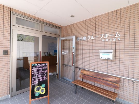 エントランスの案内と掲示物