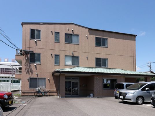 茶色い外観の建物