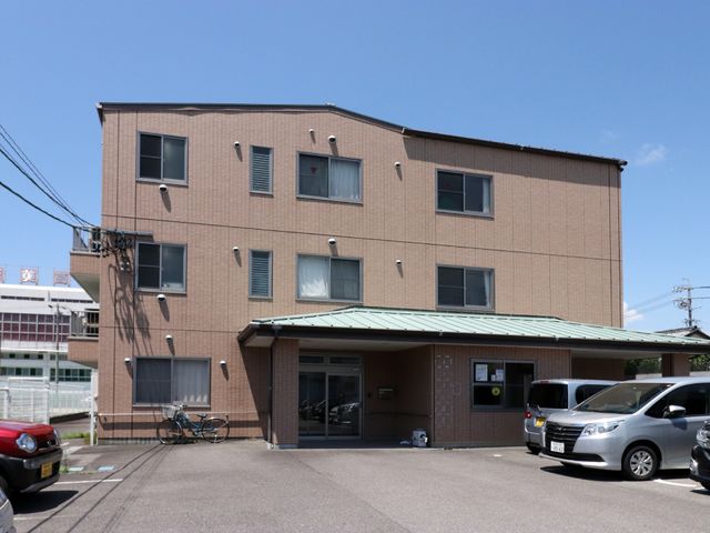 茶色い外観の建物