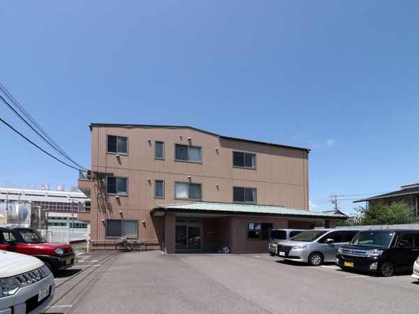 外観の建物と駐車場
