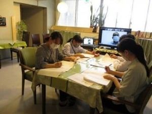 食堂で作業する入居者  