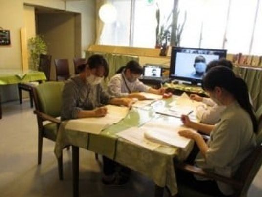 食堂で作業する入居者  