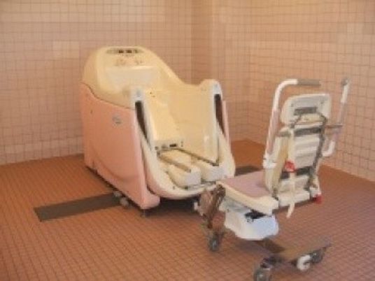 浴槽と移乗用椅子の浴室  