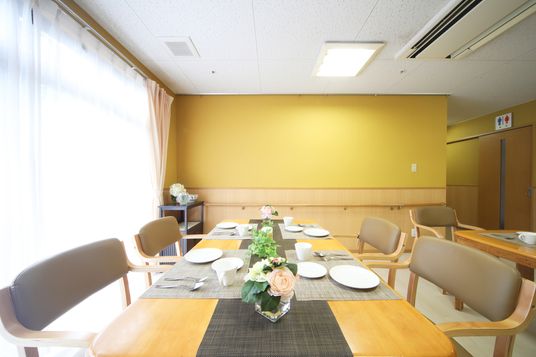 自然光が差し込む食堂