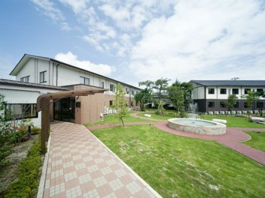 緑豊かな施設の外観