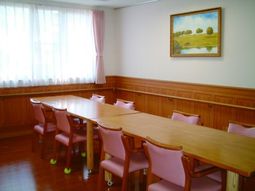 木目調の明るい会議室