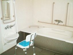 バリアフリーの浴室設備