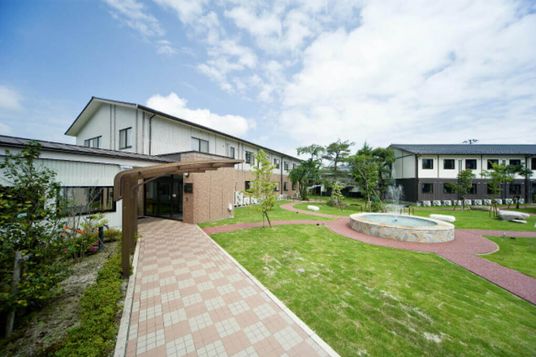 緑が広がる建物外観