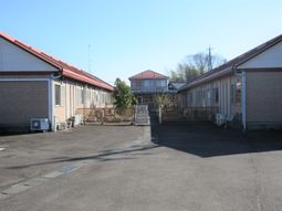 敷地内の通路と建物