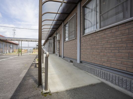 広い通路と建物外観  