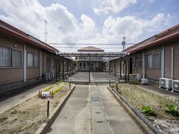 2棟に囲まれた中庭