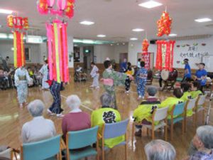 お祭りを楽しむラウンジ