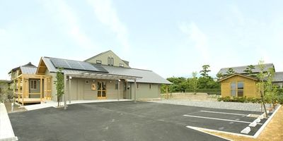 広々とした施設の外観