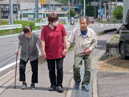 一緒に歩く様子のスタッフイメージ