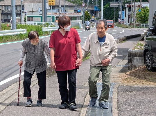 一緒に歩く様子のスタッフイメージ