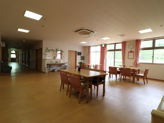 広々とした共有ダイニング