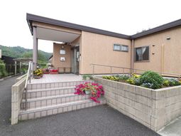 花々に彩られた施設入口