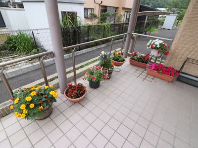 花々で彩られた建物入口