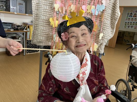 笑顔の女性と装飾の部屋