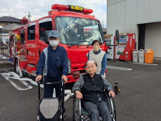 車椅子の利用者と支援者