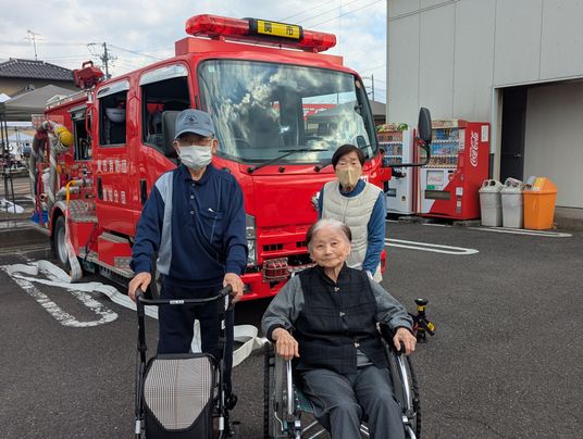 車椅子の利用者と支援者