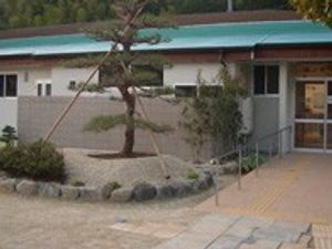 木がある建物の外観