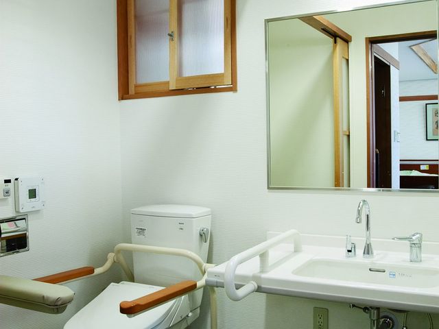使いやすいバスルーム トイレ 手すりが設置されたトイレは、安心してご利用いただける造りになっています。明るい空間が特徴です。
