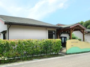 緑に囲まれた外観