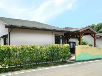 緑に囲まれた外観