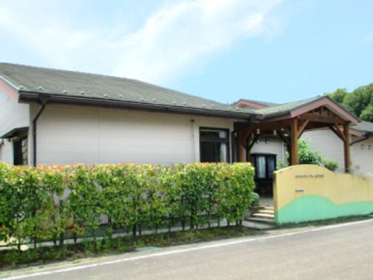 緑に囲まれた外観
