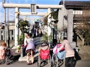 鳥居前での車椅子ユーザー