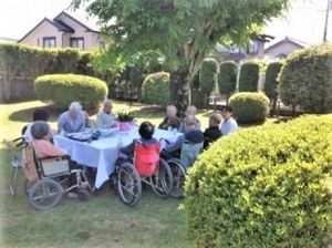 中庭で過ごす人々