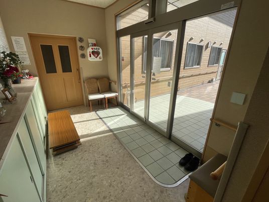 暖かみのあるエントランス