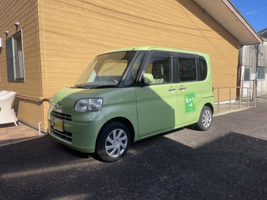 施設の送迎車