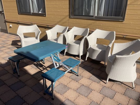 日差し降り注ぐテラス