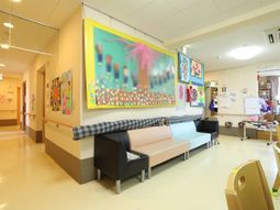 カラフルな壁画の多目的室