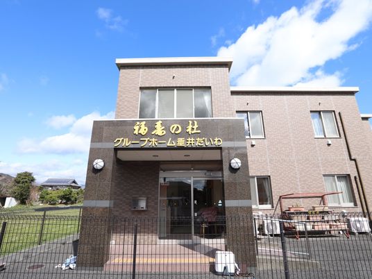 晴れた日の清潔なエントランス