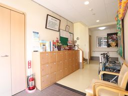 受付カウンターと椅子