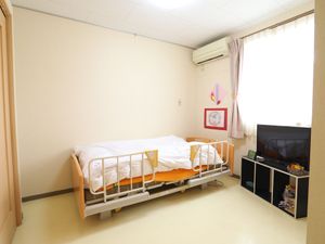 清潔な個室ベッドとテレビ