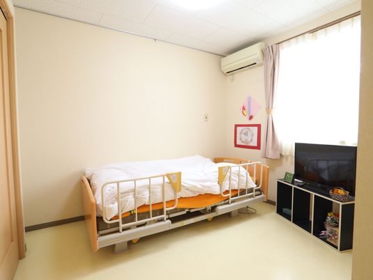 清潔な個室ベッドとテレビ