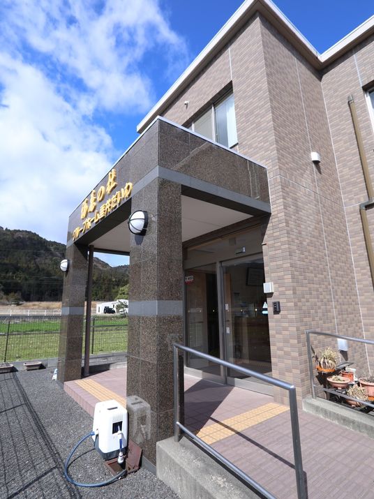 施設の正面入り口
